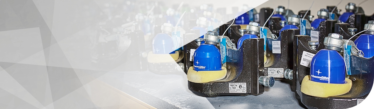 Zaczepy na półce magazynowej.