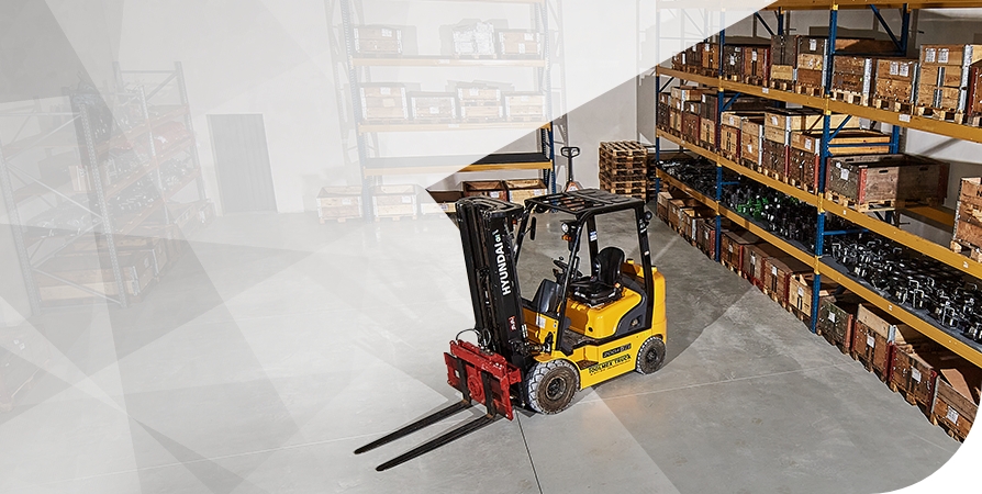 Wózek widłowy na hali magazynowej.